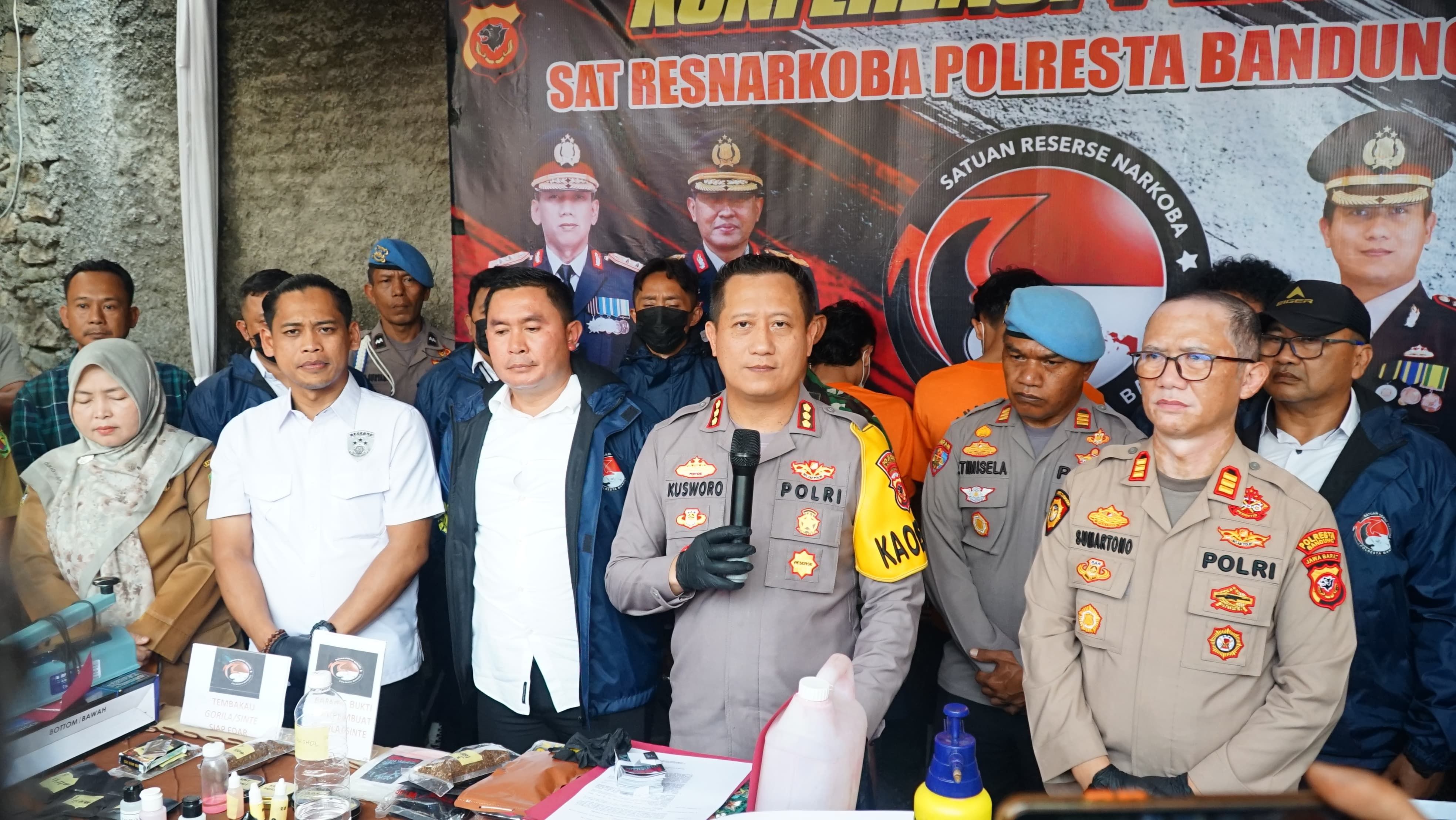 Konferensi pers pengungkapan kasus home industri pembuatan narkotika jenis tembakau sintetis di kawasan Nagreg, Kabupaten Bandung pada Senin 27 Mei 2024.