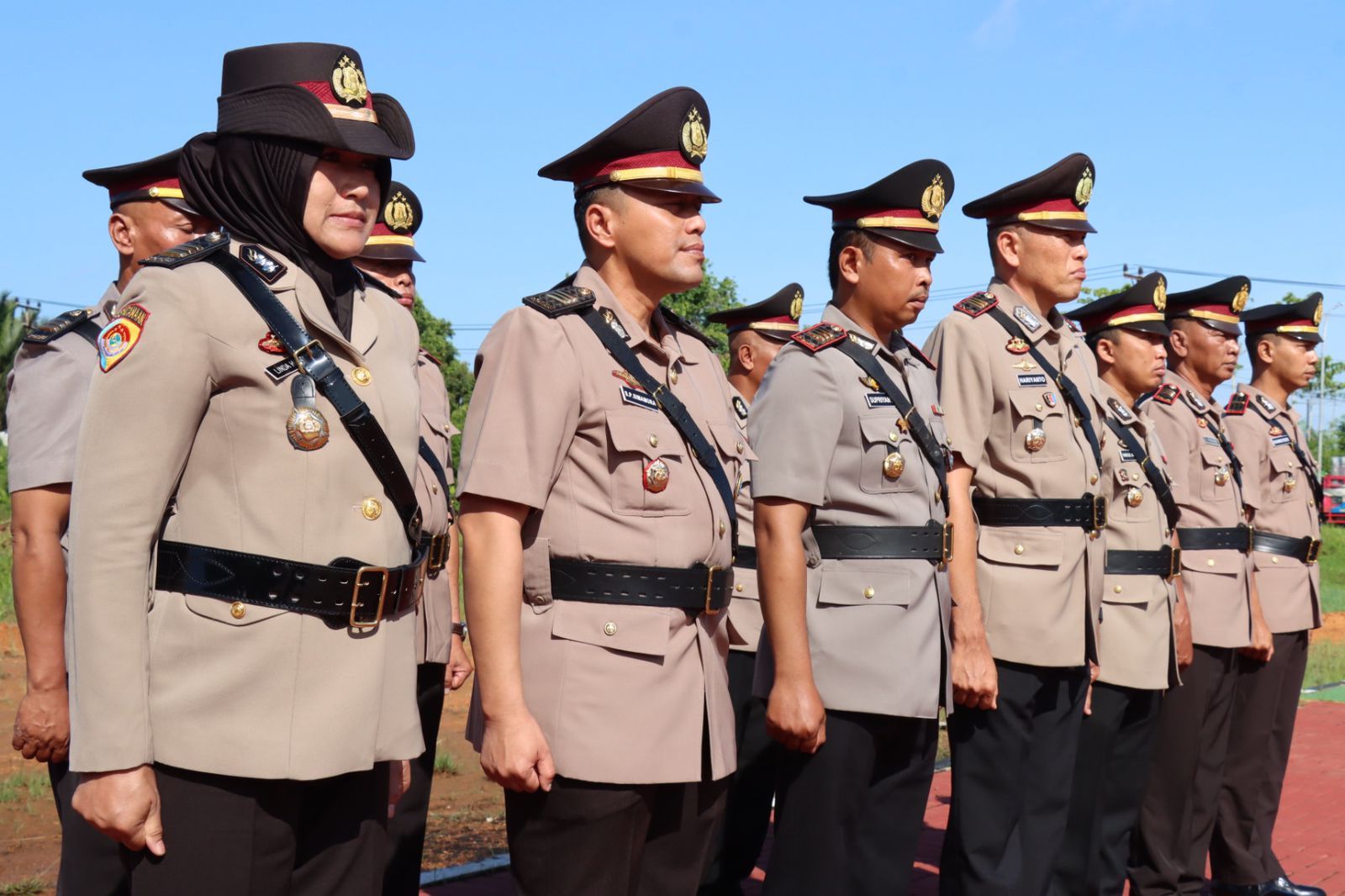  Kapolres Kubu Raya AKBP Wahyu Jati Wibowo memimpin serah terima jabatan enam pejabat di lingkungan Polres Kubu Raya di Lapangan Apel Mapolres Kubu Raya pada Senin, 27 Mei pukul 08.00 WIB.