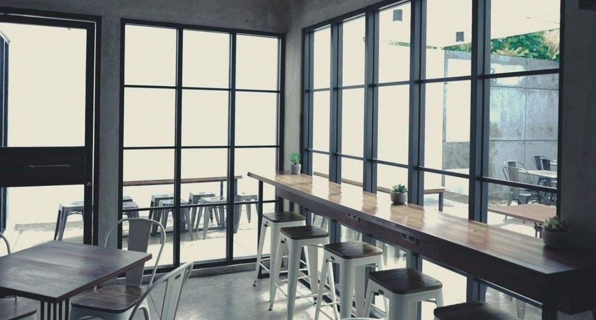 Area indoor Eazy Coffee Jombang/instagram/eazycoffee