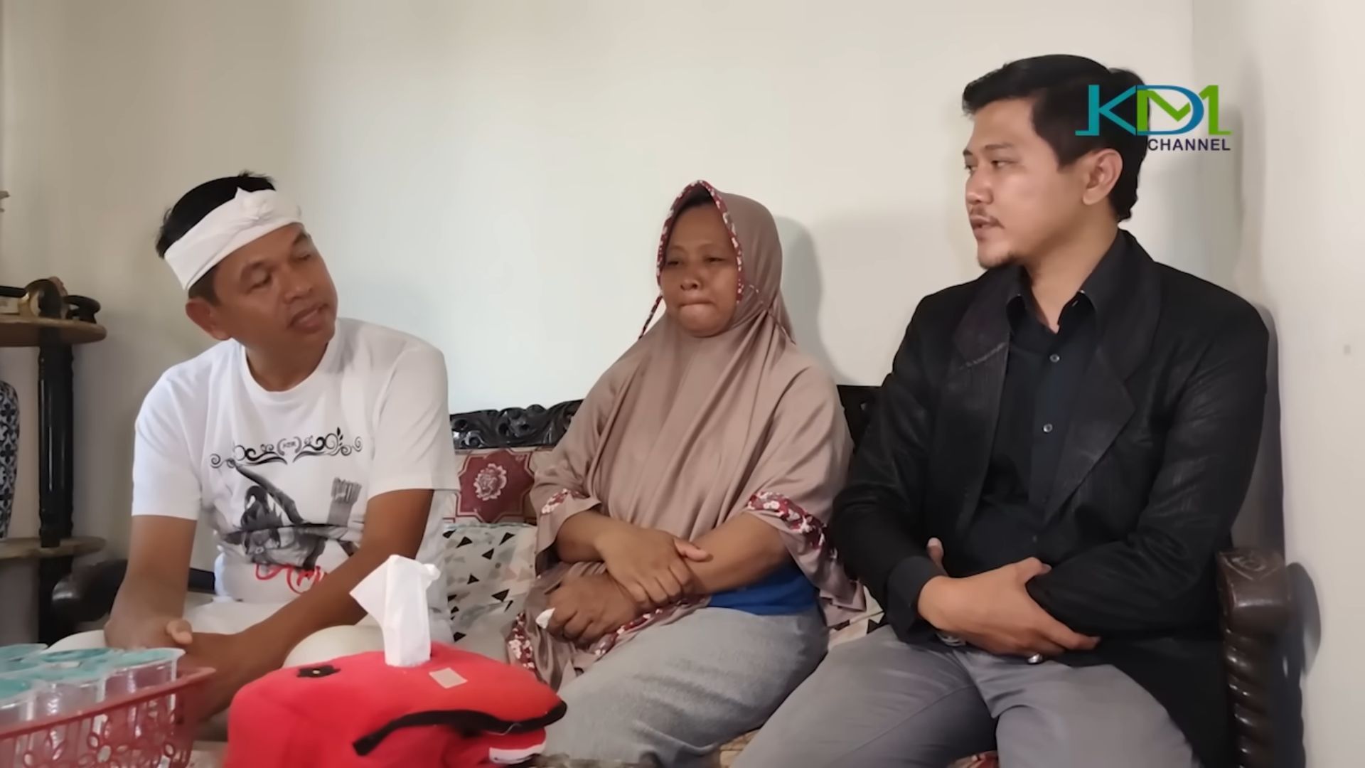 Kang Dedi Mulyadi bersama Ibunda dan pengacara Pegi Setiawan sedang membicarakan kasus Vina Cirebon./ YouTube/ Kang Dedi Mulyadi Channel
