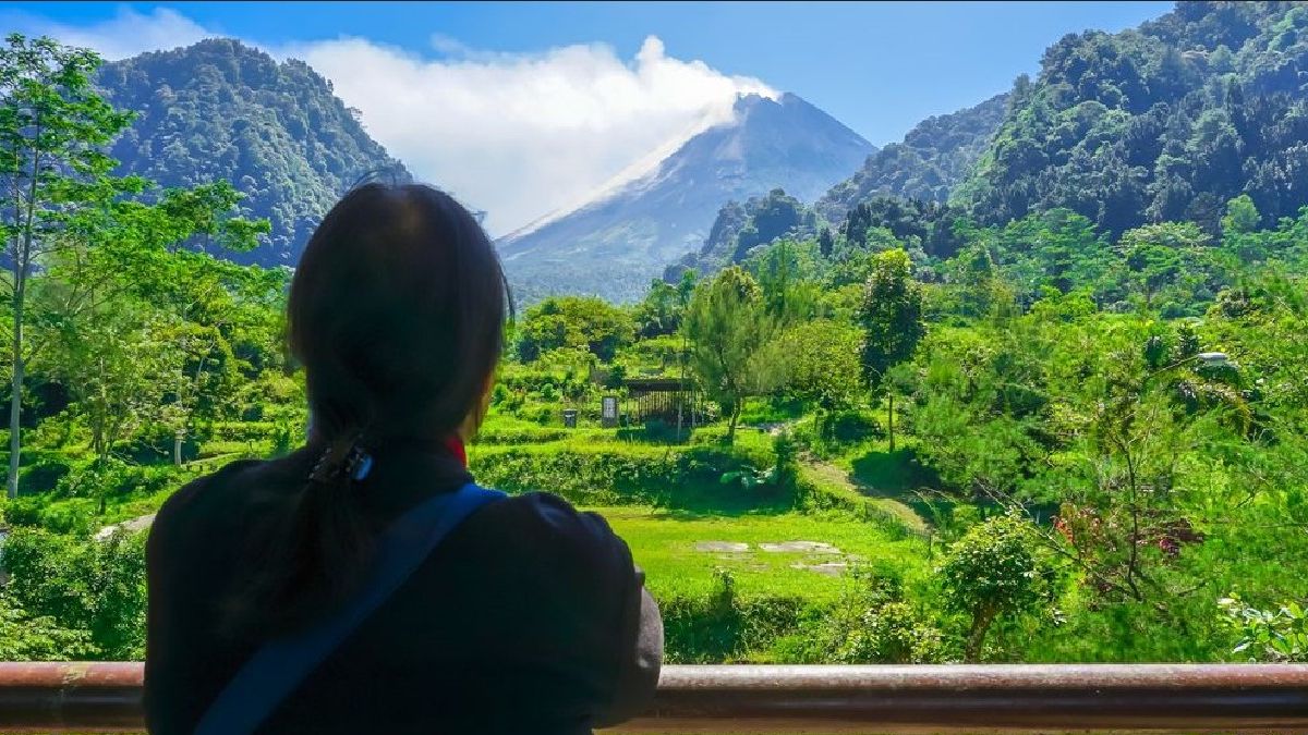 Pengunjung sedang menatap pemandangan gunung di Gardu Pandang Merapi