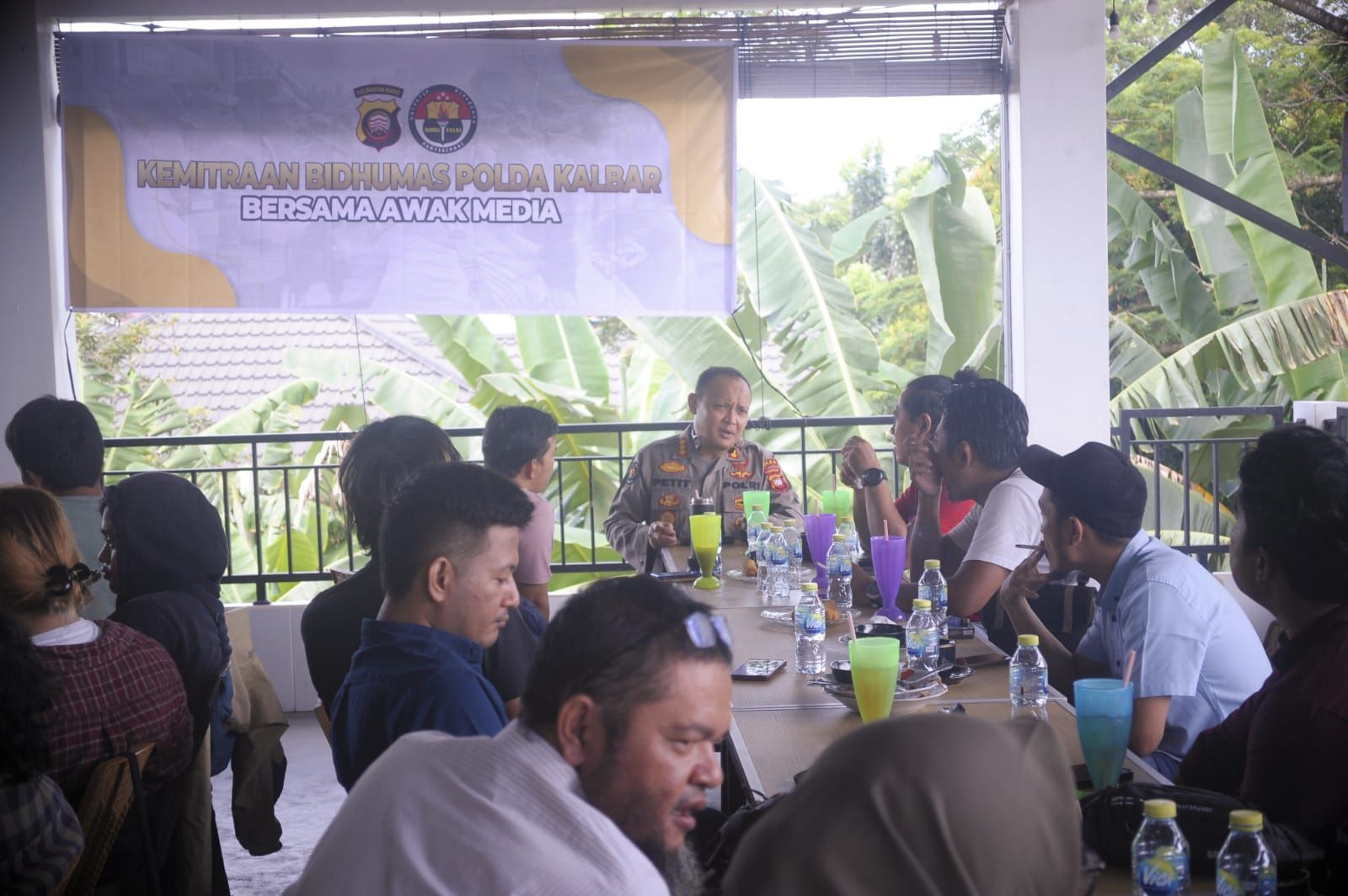 Bidang Humas Polda Kalbar menggelar silahturahmi dengan sejumlah wartawan sembari mempromosikan harga tiket Proliga Volly 2024 di Jalan Padat Karya, Kecamatan Pontianak Tenggara, Kota Pontianak, Kalimantan Barat, pada Selasa, 28 Mei 2024.