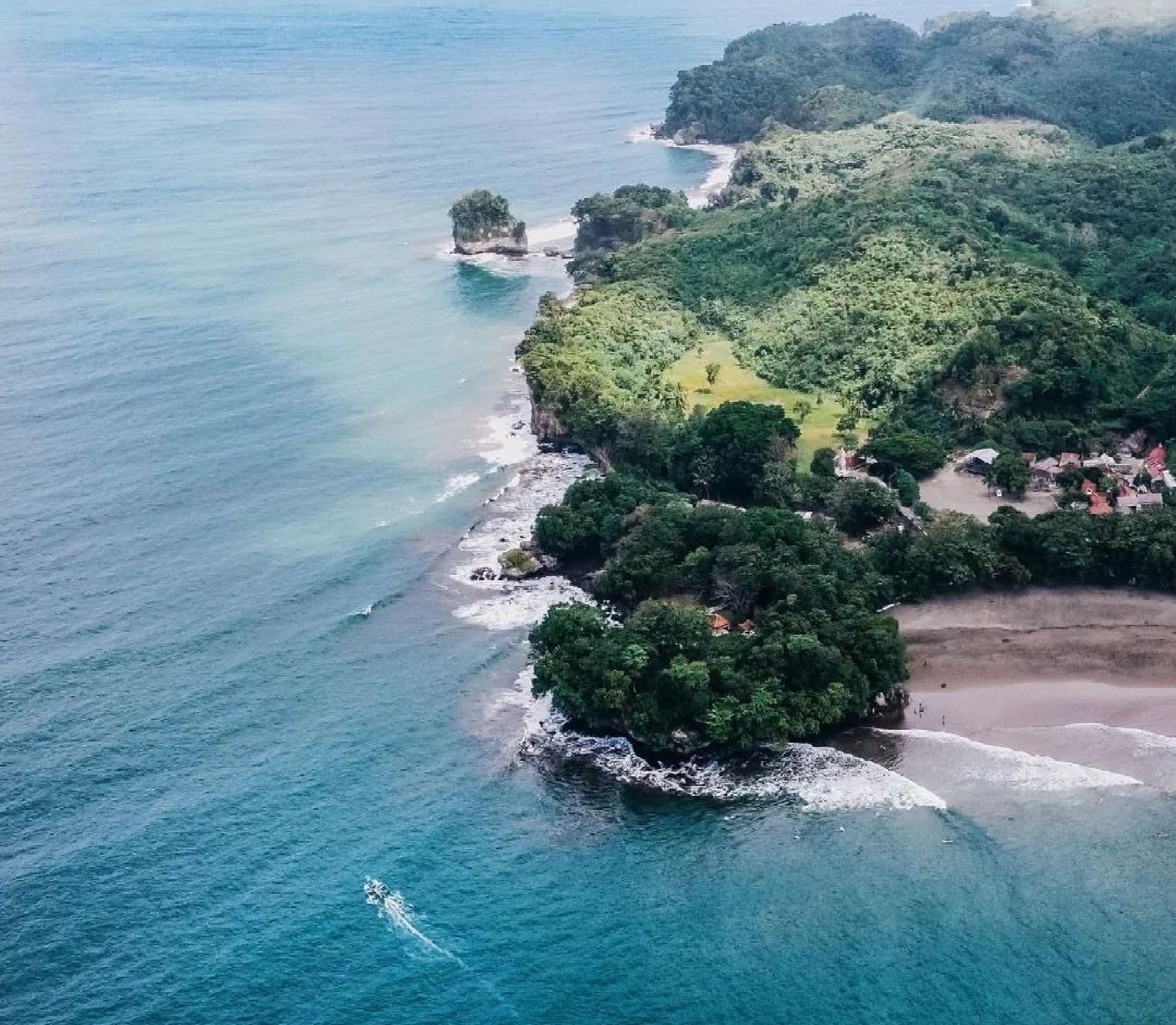 Pantai Batu Karas. 8 wisata Jawa Barat paling indah dengan pesona alam menakjubkan dan dijamin bisa bikin betah saat liburan bareng keluarga 
