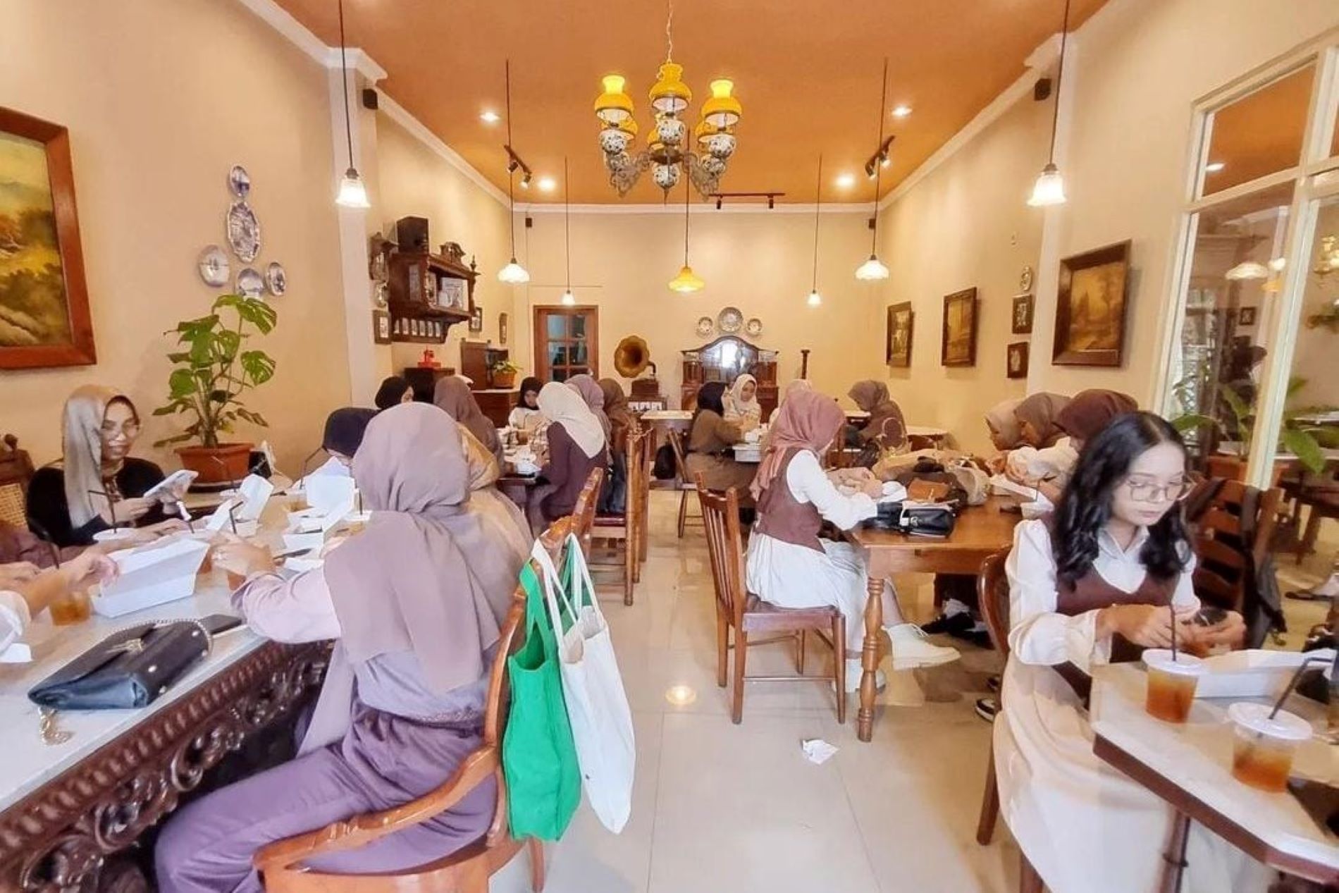 Indoor Imah Nini Vintage Cafe and Garden Resto/Instagram/imahnini