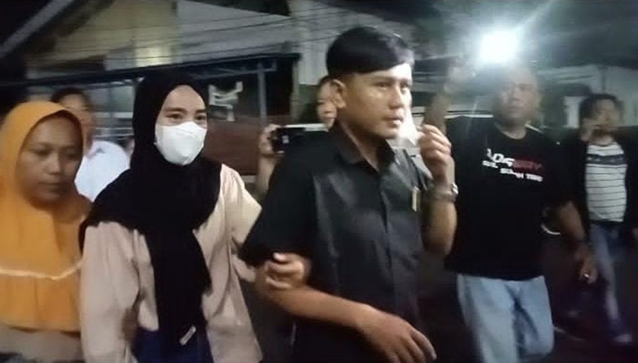 Linda (pakai masker), wanita yang kesurupan arwah Vina jalani pemeriksaan di Polres Cirebon Kota, Senin, 27 Mei 2024 malam.