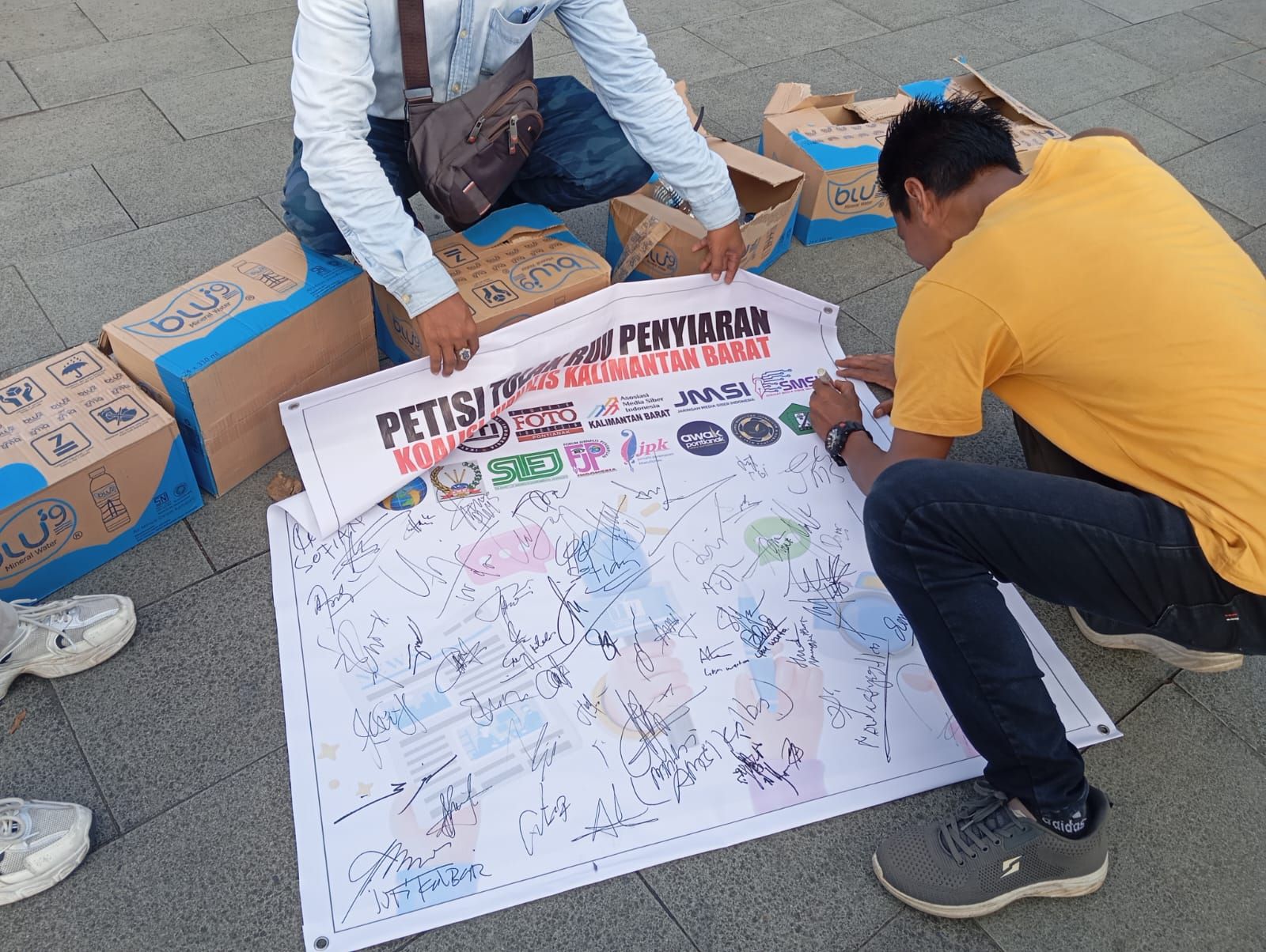 Ratusan Wartawan dan sejumlah organisasi wartawan yang tergabung dalam Koalisi Jurnalis Kalimantan Barat menggelar aksi demo damai di Bundaran Tugu Digulis Pontianak di Jalan Ahmad Yani, Pontianak Tenggara, Kalimantan Barat, pada Senin 27 Mei 2024.