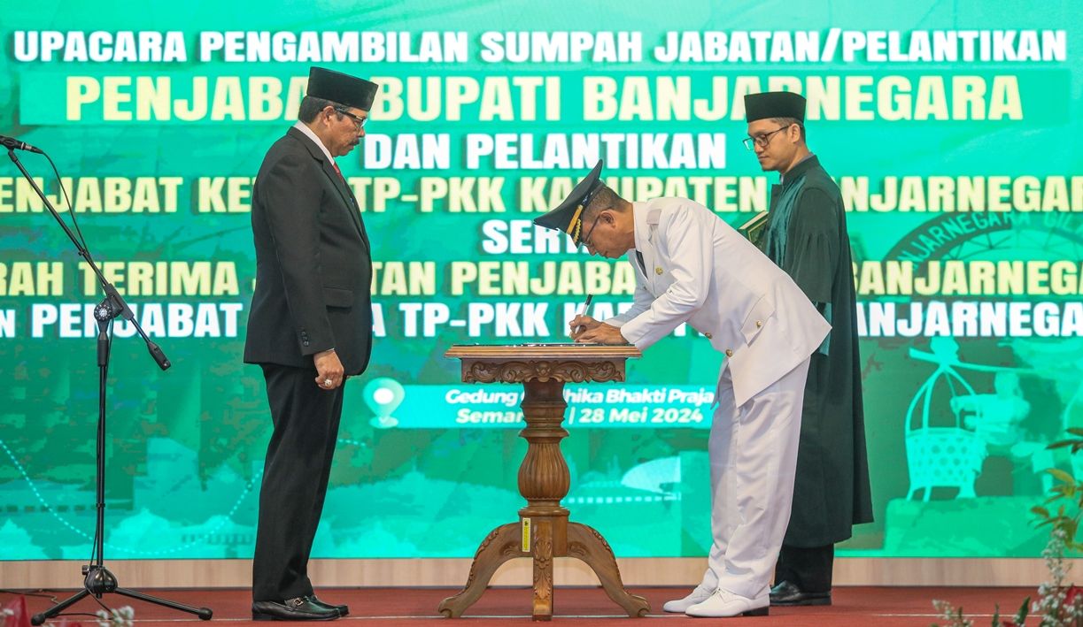 Pj Gubernur jateng Nana Sudjana menyaksikan Pj Bupati Banjarnegara Muhamad Masrofi menandatangani naskah pelantikan