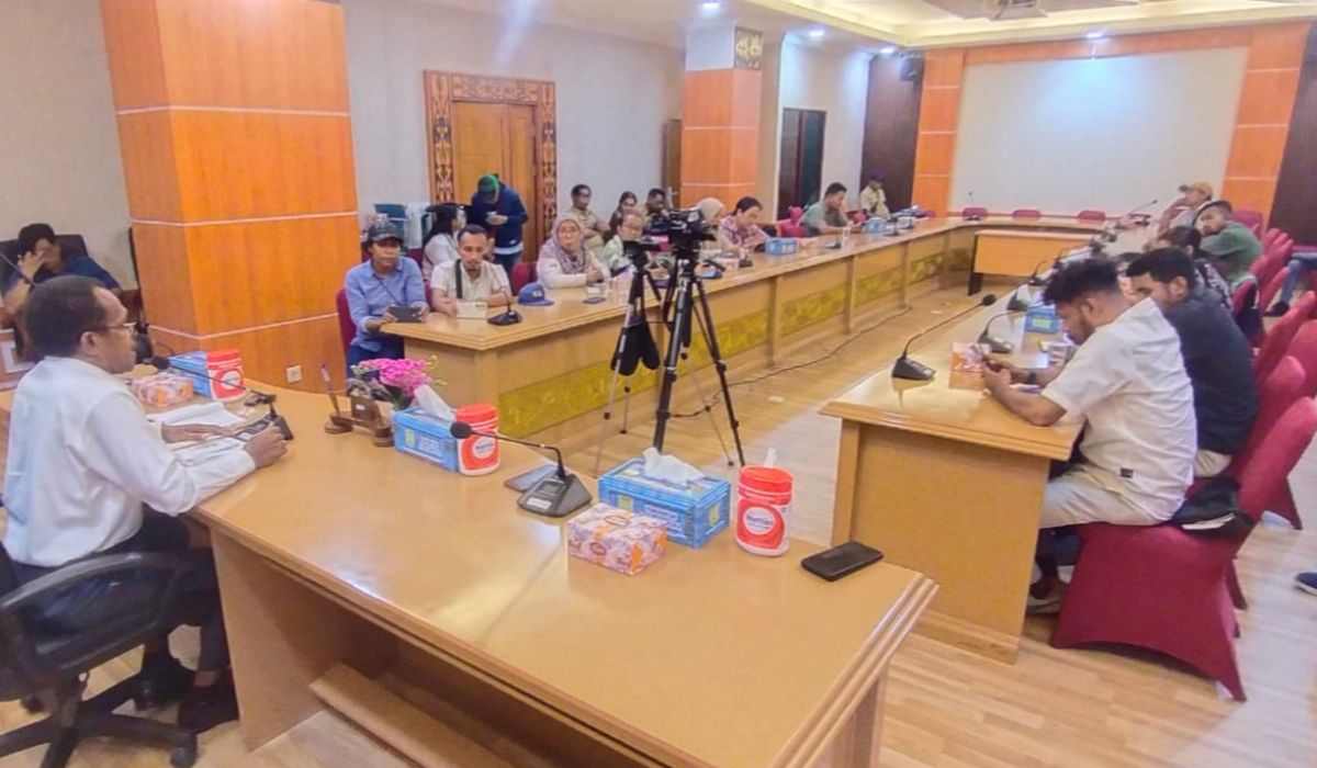 Mantan Pj Wali Kota Jayapura Frans Pekey berbincang dengan para jurnalis 