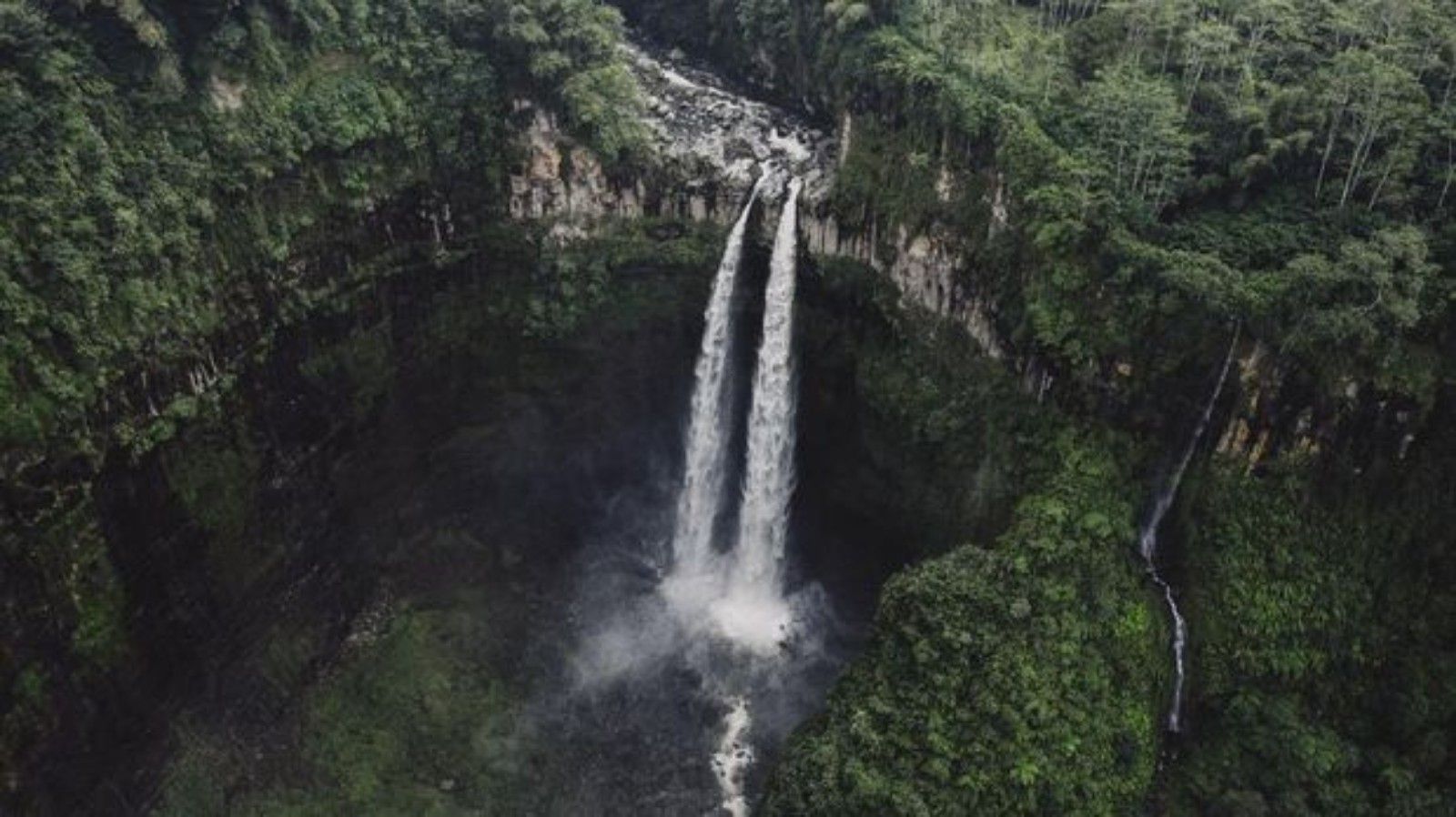 Air Terjun Madakaripura merupakan salah satu tempat wisata di Jawa Timur yang belum terkenal di kalangan wisatawan.
