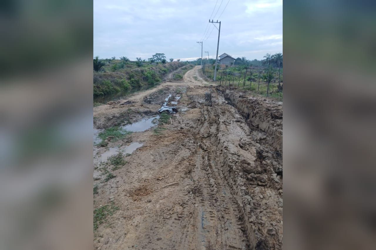 Jalan Desa di Desa Pangkalan Siata Kecamatan Pangkalan Susu Langkat Rusak Parah, Warga Merasa di PHP