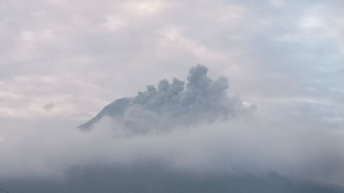 Gunung Lewotobi Laki-laki saat erupsi.