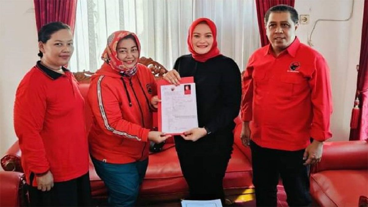 Inda Raya Ayu Miko Saputri Wakil Wali Kota Madiun 2019-2024 resmi mengembalikan formulir pendaftaran cakada di DPC PDIP Kota Madiun Selasa, 28 Mei 2024