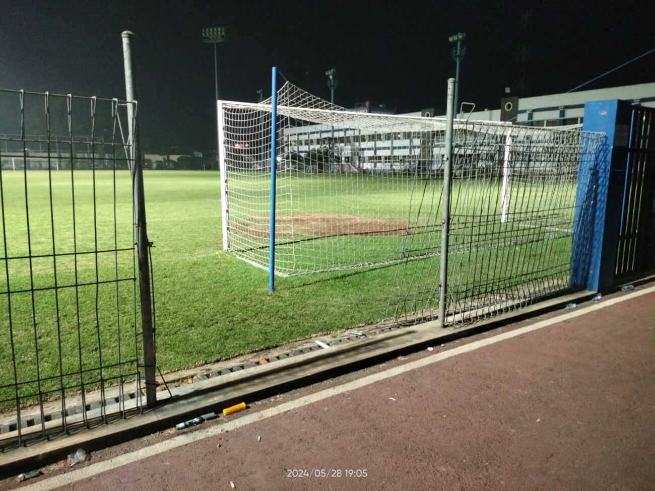 Baut pagar stadion Persib atau yang dikenal Stadion Sidolig pada lepas setelah dipenuhi ribuan Bobotoh saat Persib jalani latihan Selasa kemarin 28 Mei 2024.