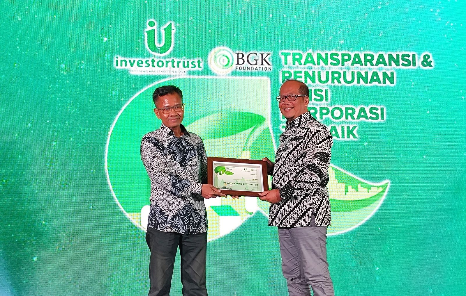 Bandung Sahari, Executive Vice President of Sustainability PT Astra Agro Lestari Tbk (kanan) saat menerima penghargaan Transparansi Perhitungan Emisi Korporasi Terbaik 2024. Sumber: Astra Agro