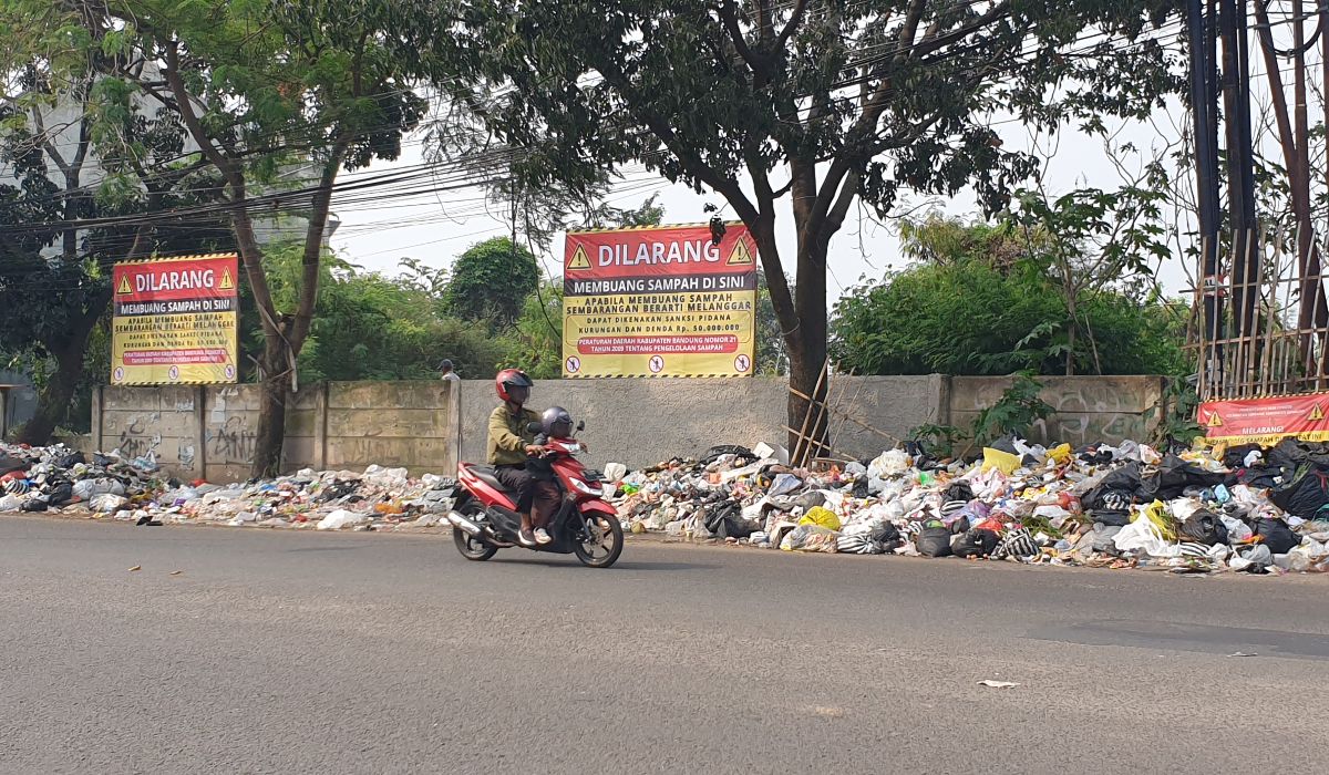 Tumpukan sampah seolah menjadi pemandangan lazim di Kabupaten Bandung, yang mudah ditemui di berbagai daerah.