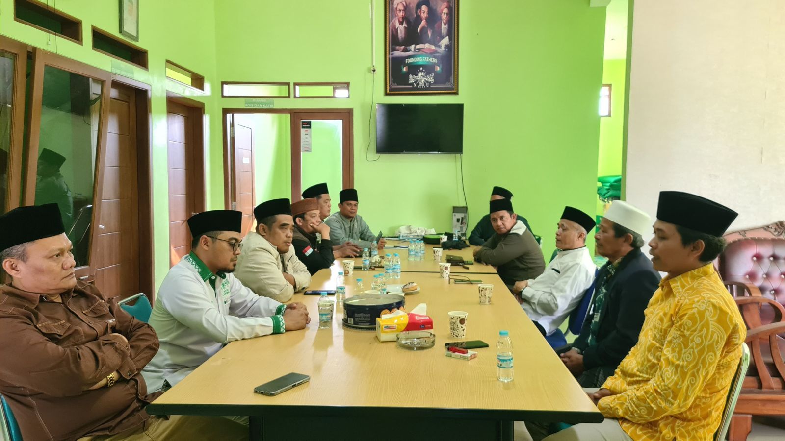 Bakal calon Bupati Bandung Barat dari Partai Golkar, Edi Rusyandi sowan ke Pengurus Cabang Nahdlatul Ulama (PCNU) Kabupaten Bandung Barat (KBB)./ist