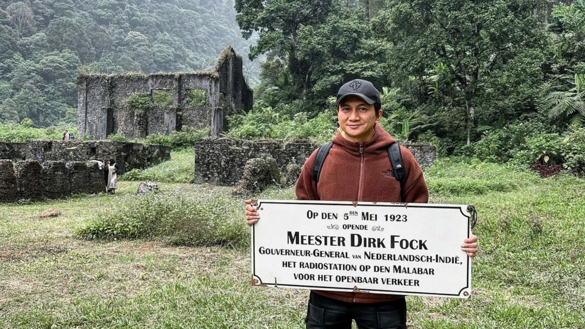 Anji, mantan vokalis grup musik Drive pernah berkunjung ke Gunung Puntang dan berpose di depan reruntuhan Stasiun Radio Malabar./ Instagram/ duniamanji