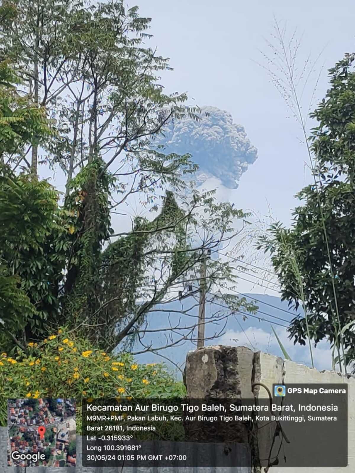 Kondisi visual letusan gunung marapi yang terpantau dari Kota Bukittinggi oleh salah seorang relawan PMI setempat