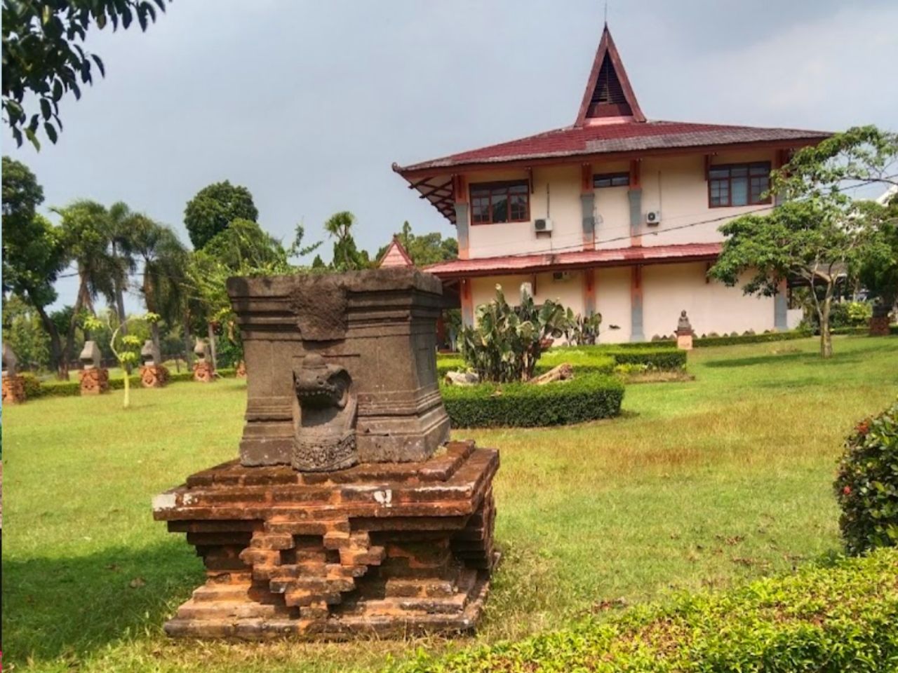 Museum Trowulan, sebuah museum arkeologi yang terletak di Trowulan, Mojokerto, Jawa Timur, menyajikan kekayaan budaya dan sejarah Indonesia, khususnya peninggalan Kerajaan Majapahit.