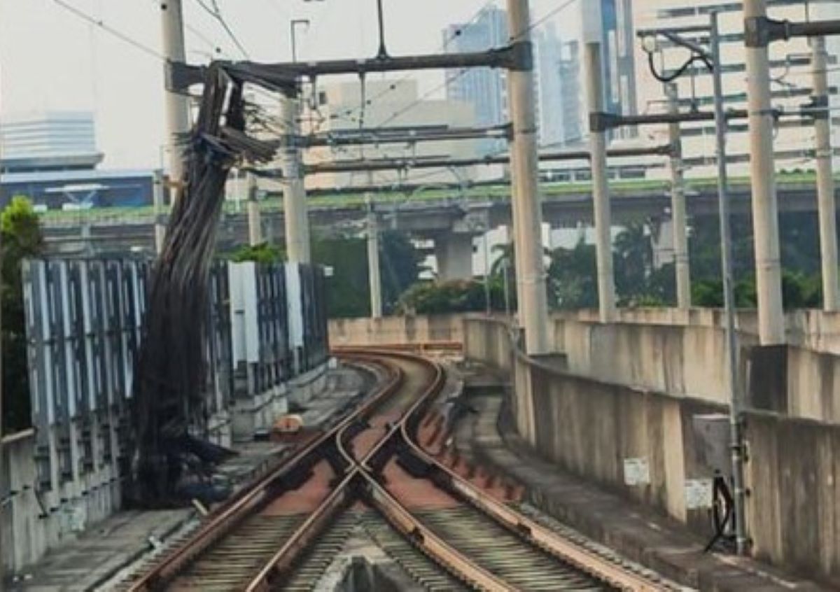  Layanan MRT Jakarta Line Bundaran HI-Lebak Bulus terpaksa dihentikan sementara pada Kamis sore 30 Mei 2024 akibat insiden jatuhnya besi crane di area proyek pembangunan Kejaksaan Agung RI.