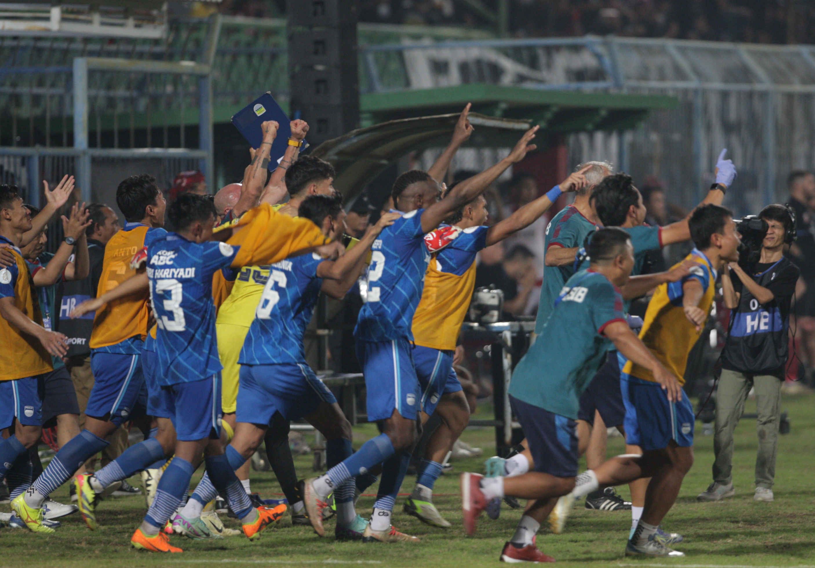 Luapan kegembiraan pemain Persib Bandung setelah berhasil mengalahkan Madura United pada Final Leg 2 Championship Series di Stadion Bangkalan, Madura, Jawa Timur, Jumat (31/2024).