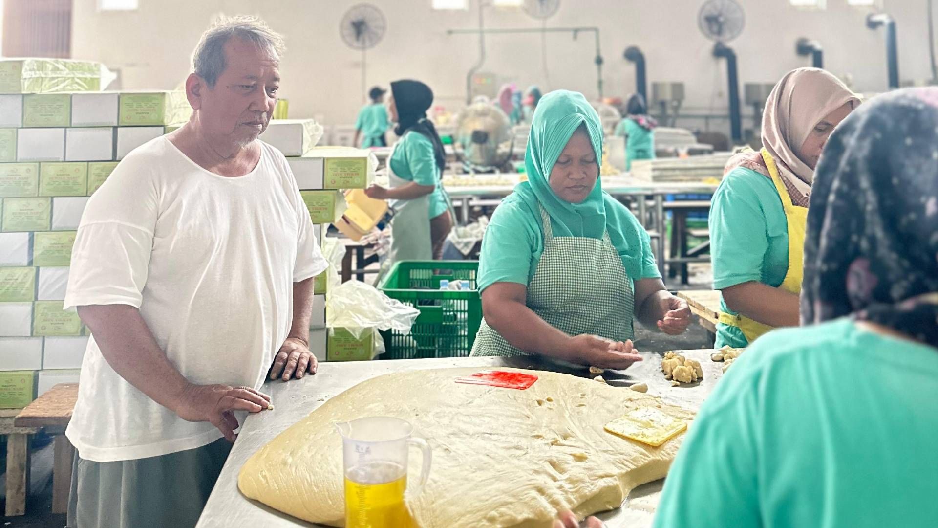 Suasana Produksi di Pabrik Bakpia Kurnia Sari