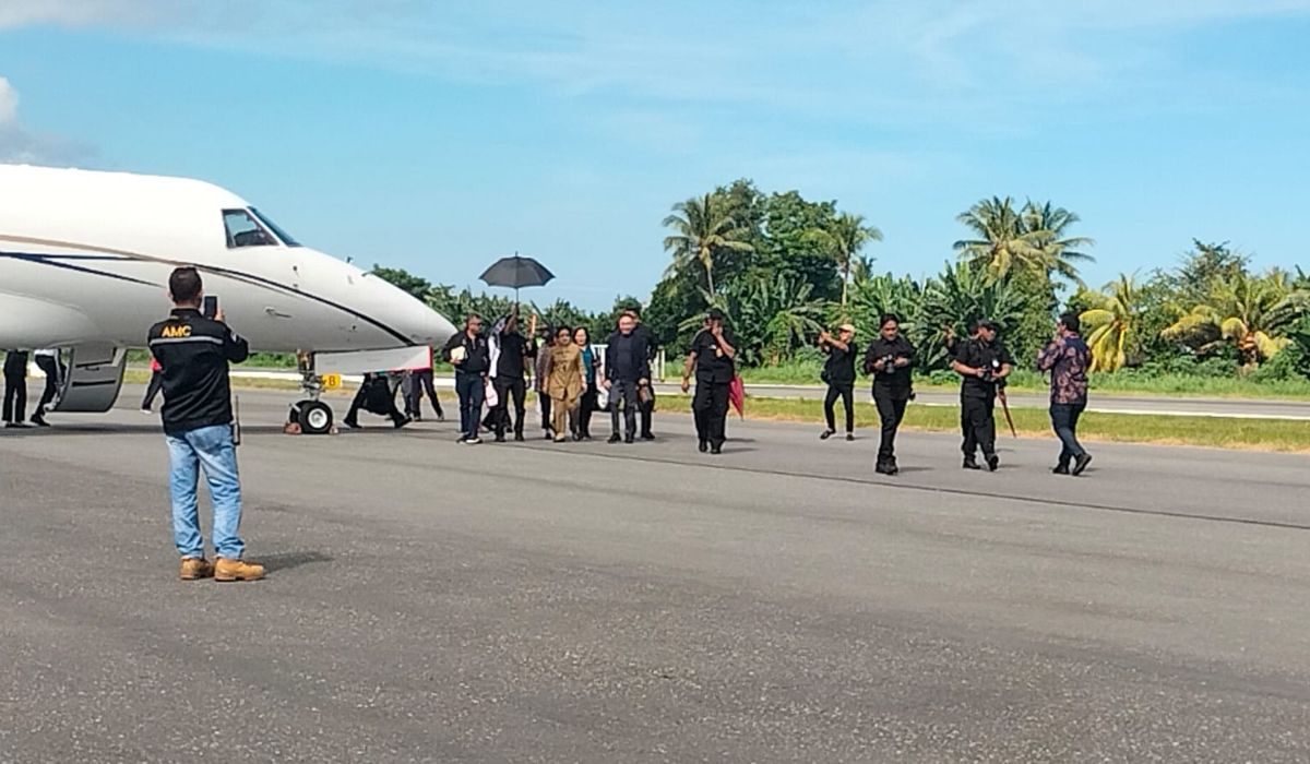 Megawati Soekarno Putri dan rombongan saat tiba di Bandar Udara H. Hasan Aroeboesman, Ende, Jumat, 31 Mei 2024.//