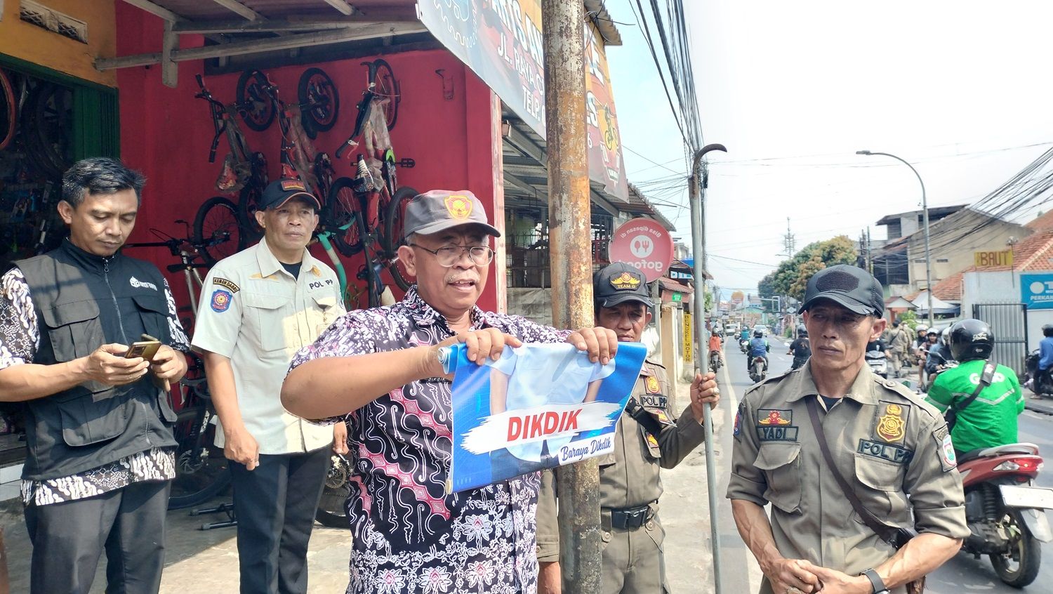 Sekda Kota Cimahi Dikdik S. Nugrahawan mencopot sendiri sejumlah pamflet bergambar dirinya yang tersebar di Kota Cimahi pada Jumat 31 Mei 2024.