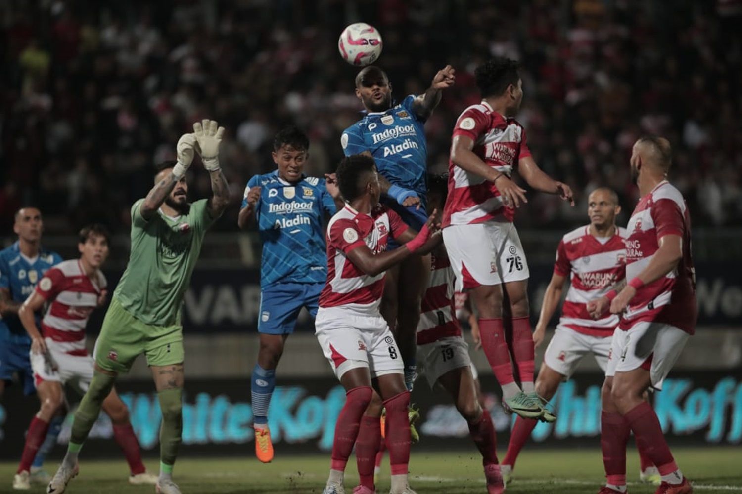 Babak pertama pertandingan antara Persib Bandung dan Madura United di BRI Liga 1.
