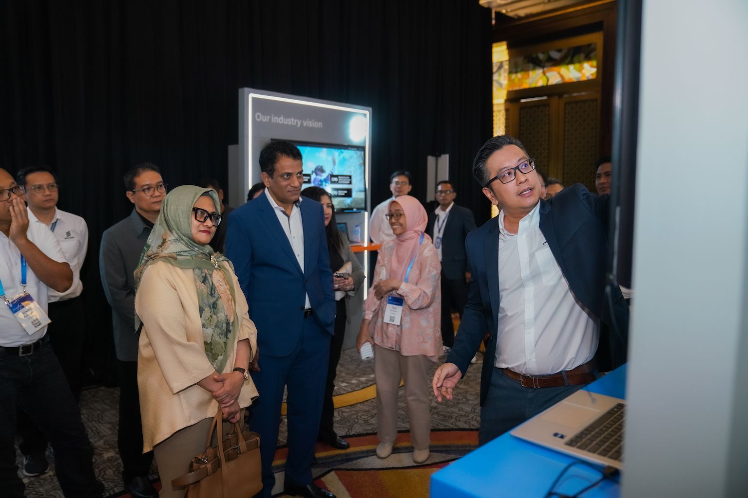                         Krishna Patil, Head of Ericsson Indonesia dan Dian Siswarini, Presdir dan CEO XL Axiata mengunjungi use case ‘Differentiated Connectivity by 5G Core’ di event Ericsson Imagine Live 2024.  Sumber: Ericsson       