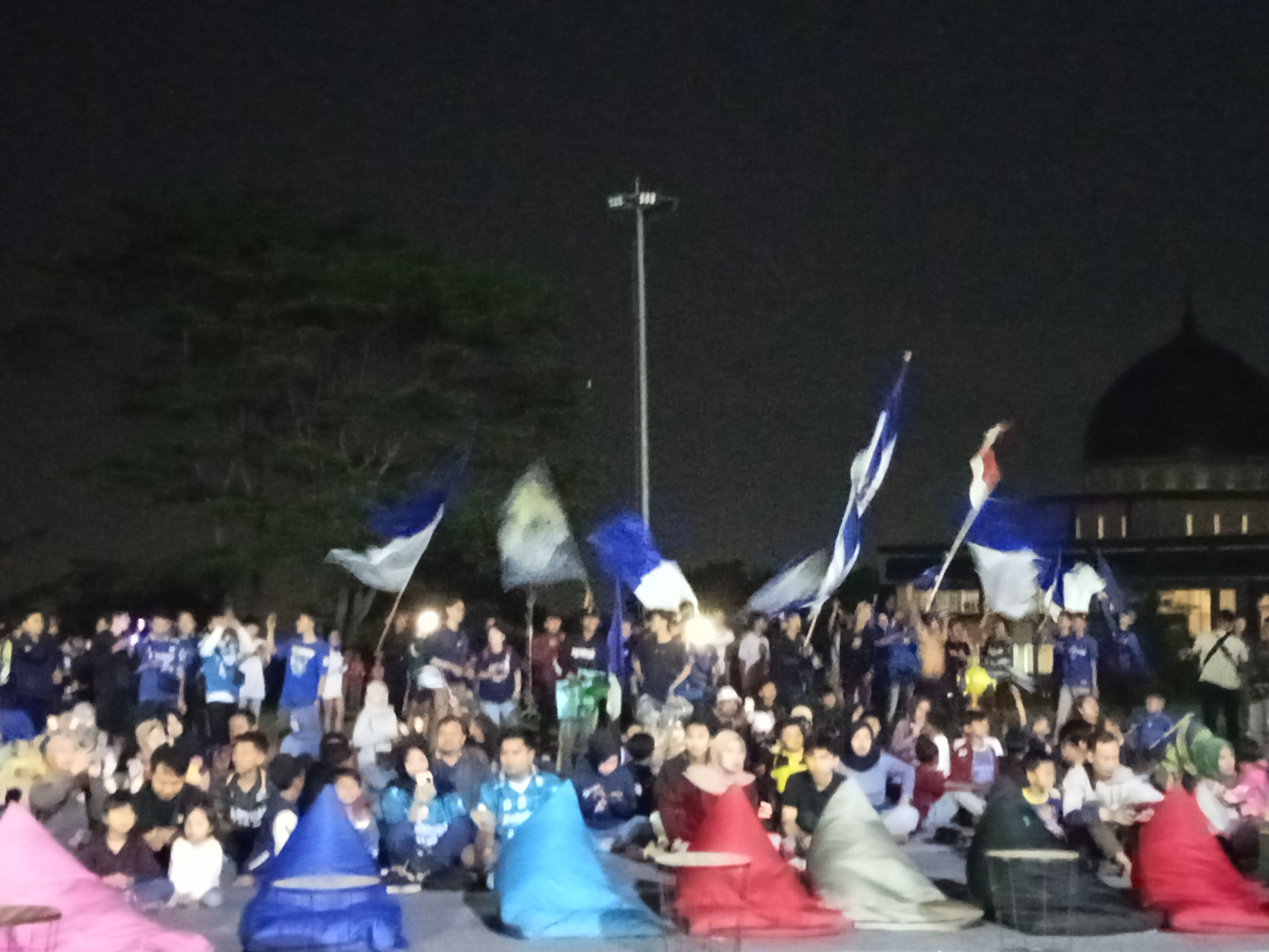 Ribuan warga dan bobotoh nobar hingga penuhi area lapangan Pemkab Bandung Barat untuk menyaksikan laga final Persib Bandung melawan Madura United /Foto :Deni Supriatna /GALAMEDIANEWS //