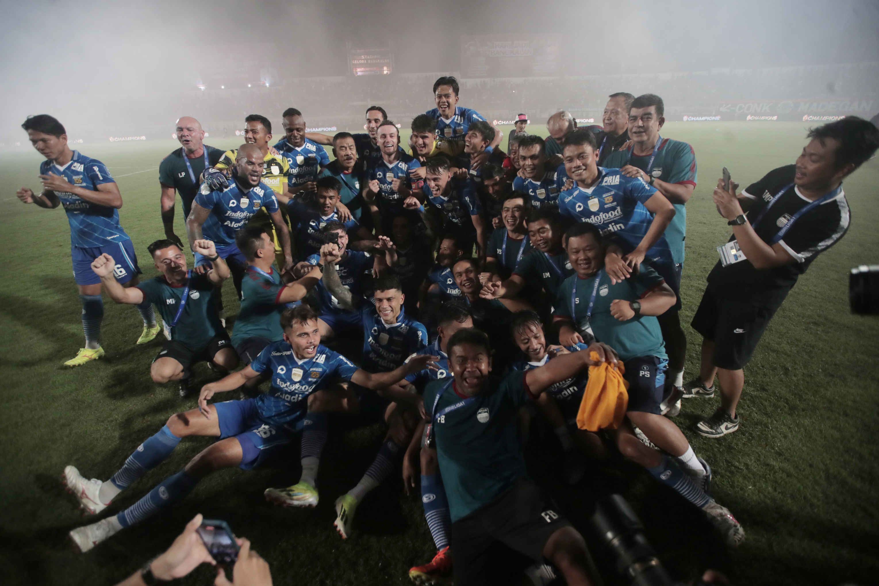 Persib Bandung keluar sebagai juara Final Championship Series 2024 setelah pada pertandingan Leg 2 mengalahkan tuan rumah Madura United dengan skor 3-1 di Stadion Bangkalan Madura, Jatim, Jumat (31/5/2024). Dengan hasil tersebut persib unggul dengan agregat 6-1.