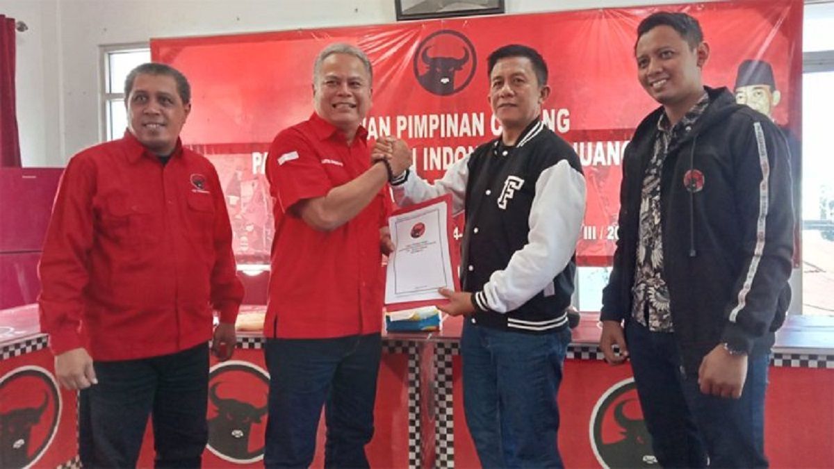 Kolonel Purn Rachman Fikri saat mendaftar Bacawali di PDIP Kota Madiun dan diterima Ketua DPC PDIP Anton Kusumo
