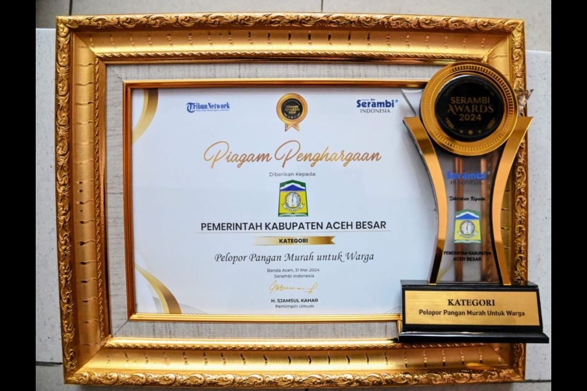 Piagam penghargaan Serambi Award 2024 kategori Pelopor Pangan Murah untuk warga