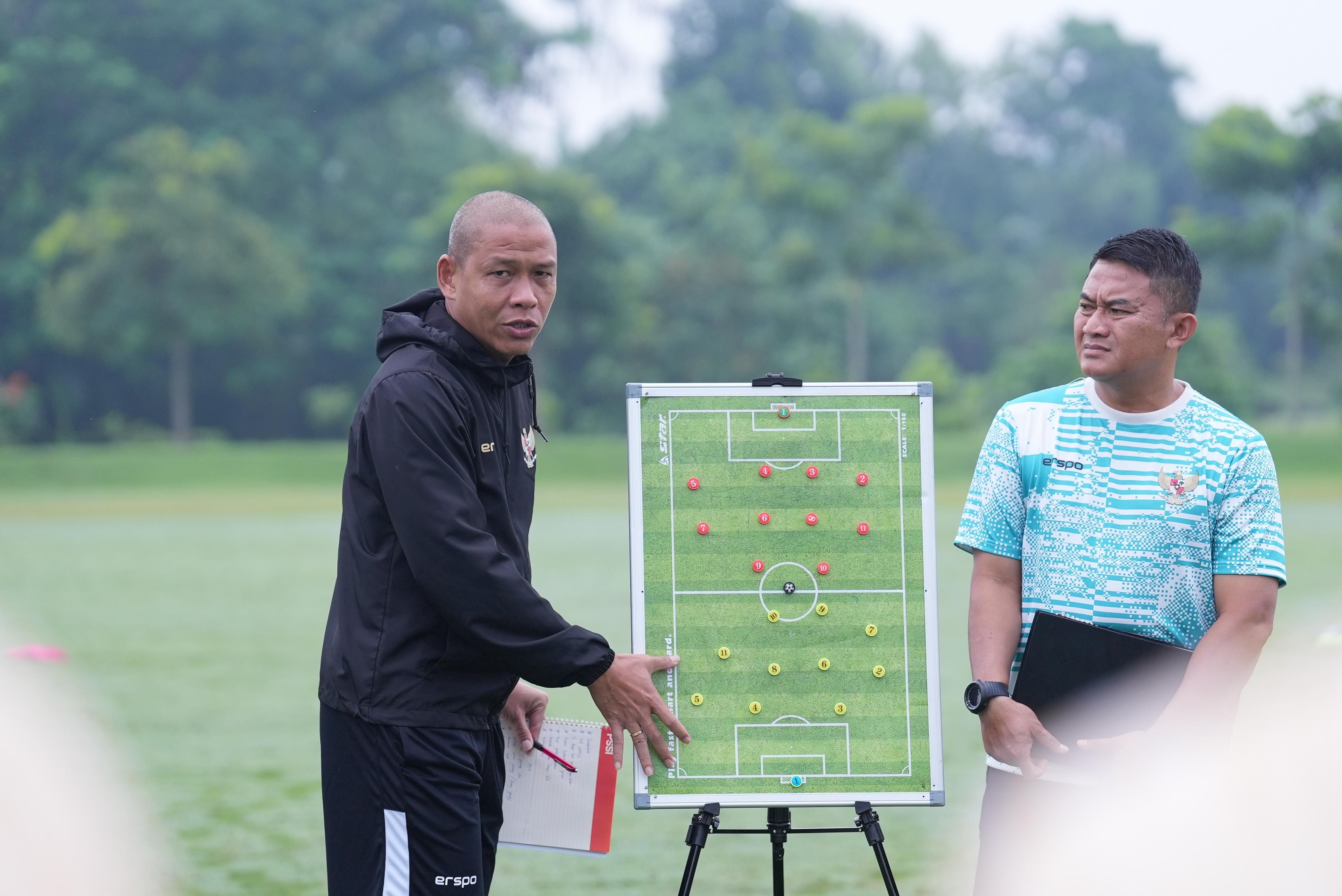 Pelatih kepala tim, Nova Arianto memberikan pengarahan soal teknik ke Tim U-16 Indonesia