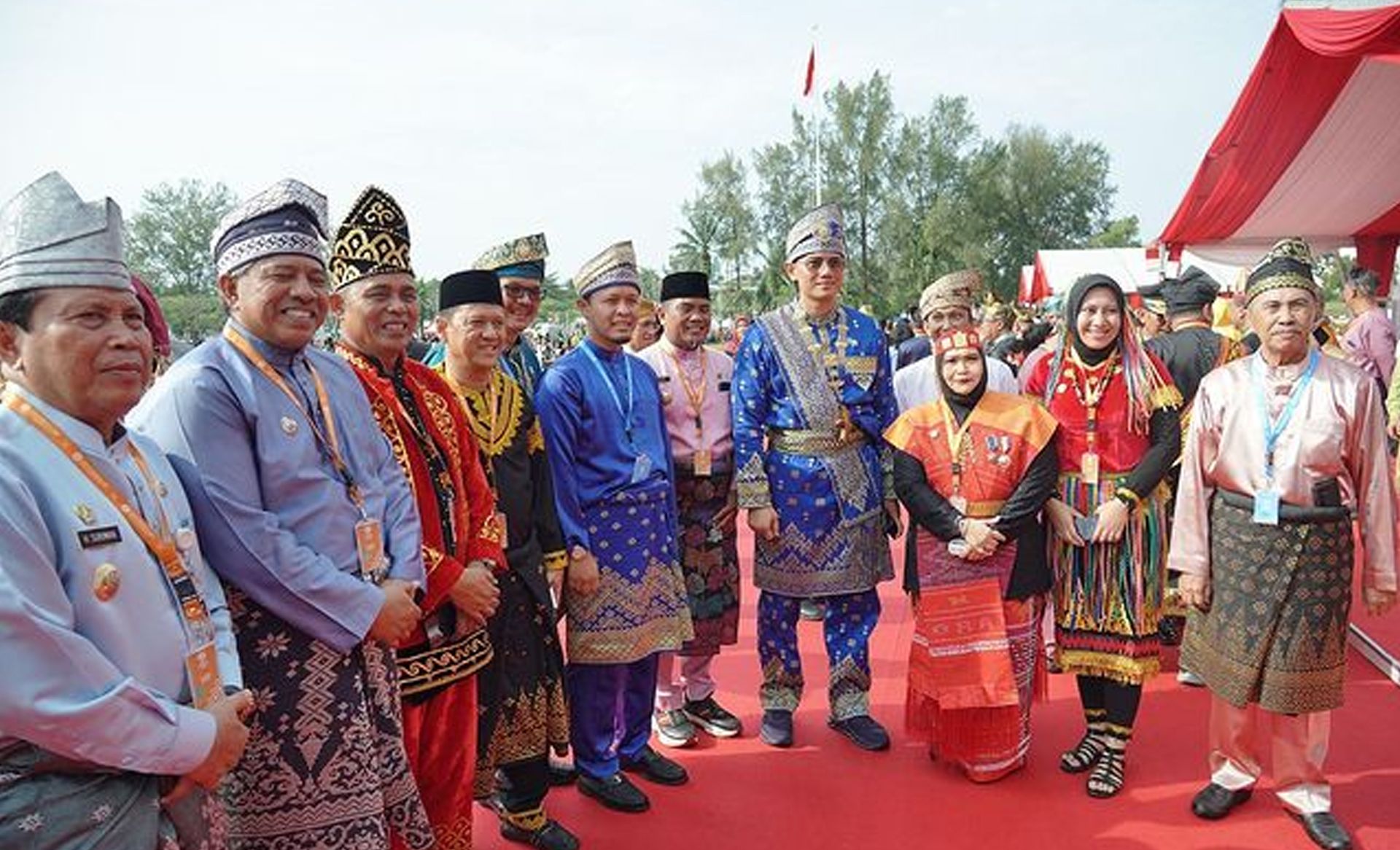 Menteri ATR/BPN Agus Harimurti Yudhoyono (AHY) hadir mendampingi Presiden Republik Indonesia, Joko Widodo dalam pelaksanaan Upacara Peringatan Hari Lahir Pancasila di Lapangan Garuda Blok Rokan, Kota Dumai, Sabtu 1 Juni 2024 mengenakan baju adat Melayu Pekanbaru
