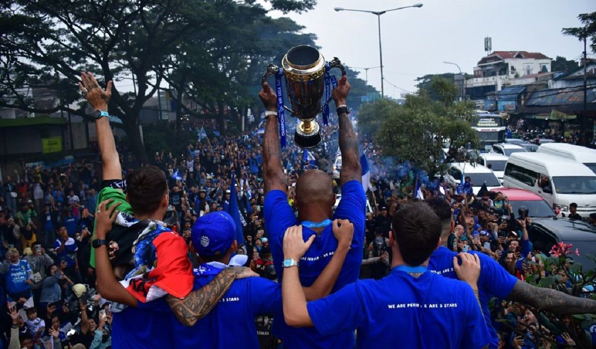 Konvoi pemain Persib Bandung menuju Gedung Sate, Kota Bandung, Sabtu, 1 Juni 2024.*/Persib.co.id/Barly Isham