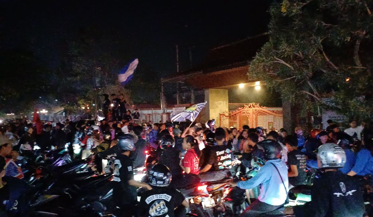 Ribuan Bobotoh asal Cianjur penuhi ruas jalan dengan konvoi untuk merayakan kemenangan Persib, Minggu, 31 Mei 2024.  