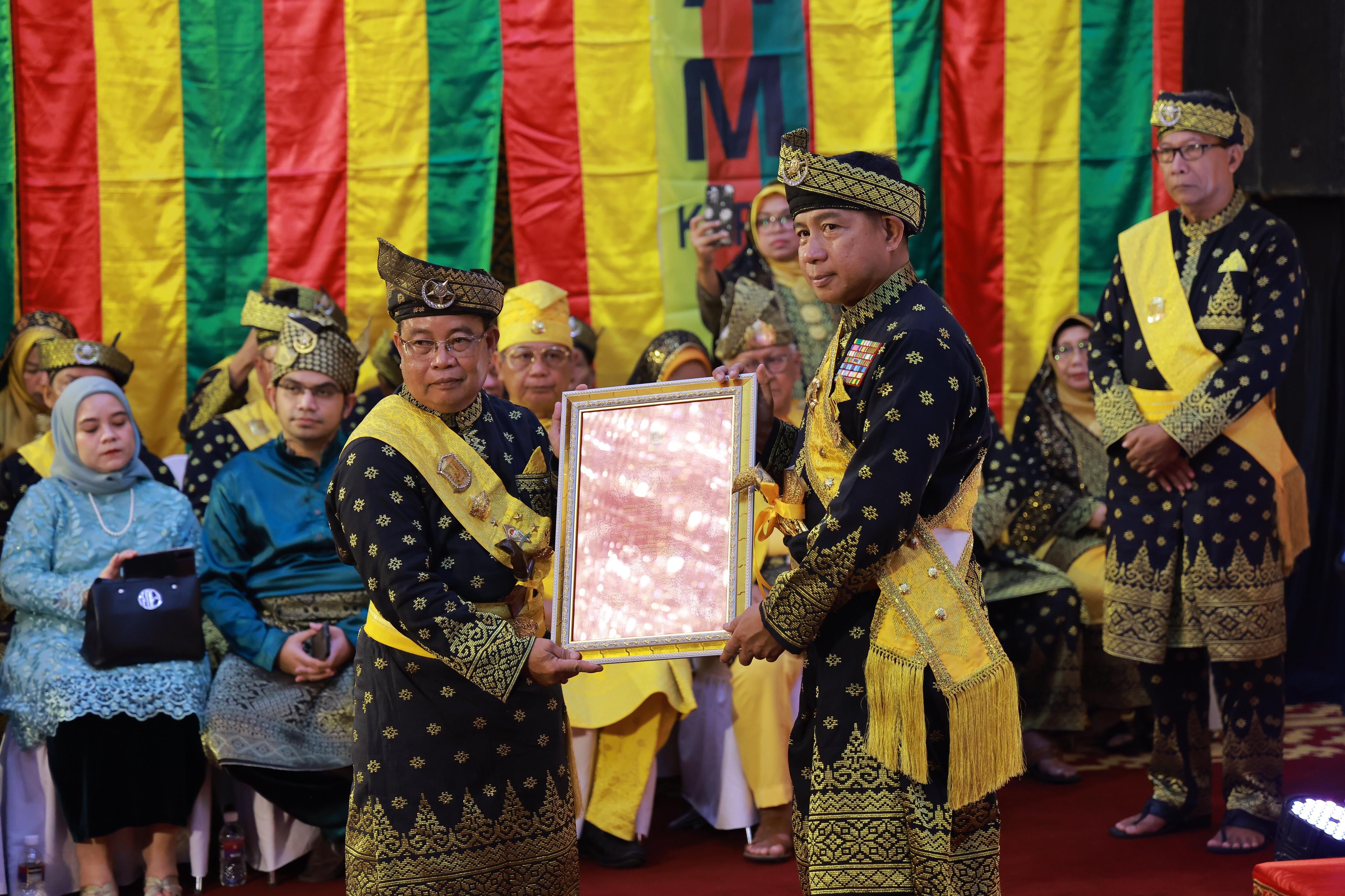 Panglima TNI Jenderal TNI Agus Subiyanto resmi menyandang gelar adat Dato' Seri Satria Bijaya Negara dari Lembaga Adat Melayu (LAM) dalam Majelis Adat Penganugerahan Gelar Adat yang digelar di Gedung Daerah, Tanjungpinang