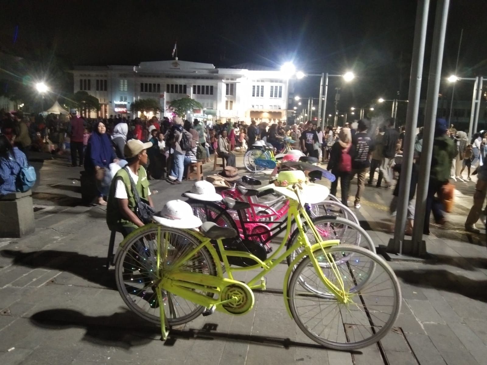 Sepeda Ontel di kota Tua bisa berkeliling disekitaran Kota Tua