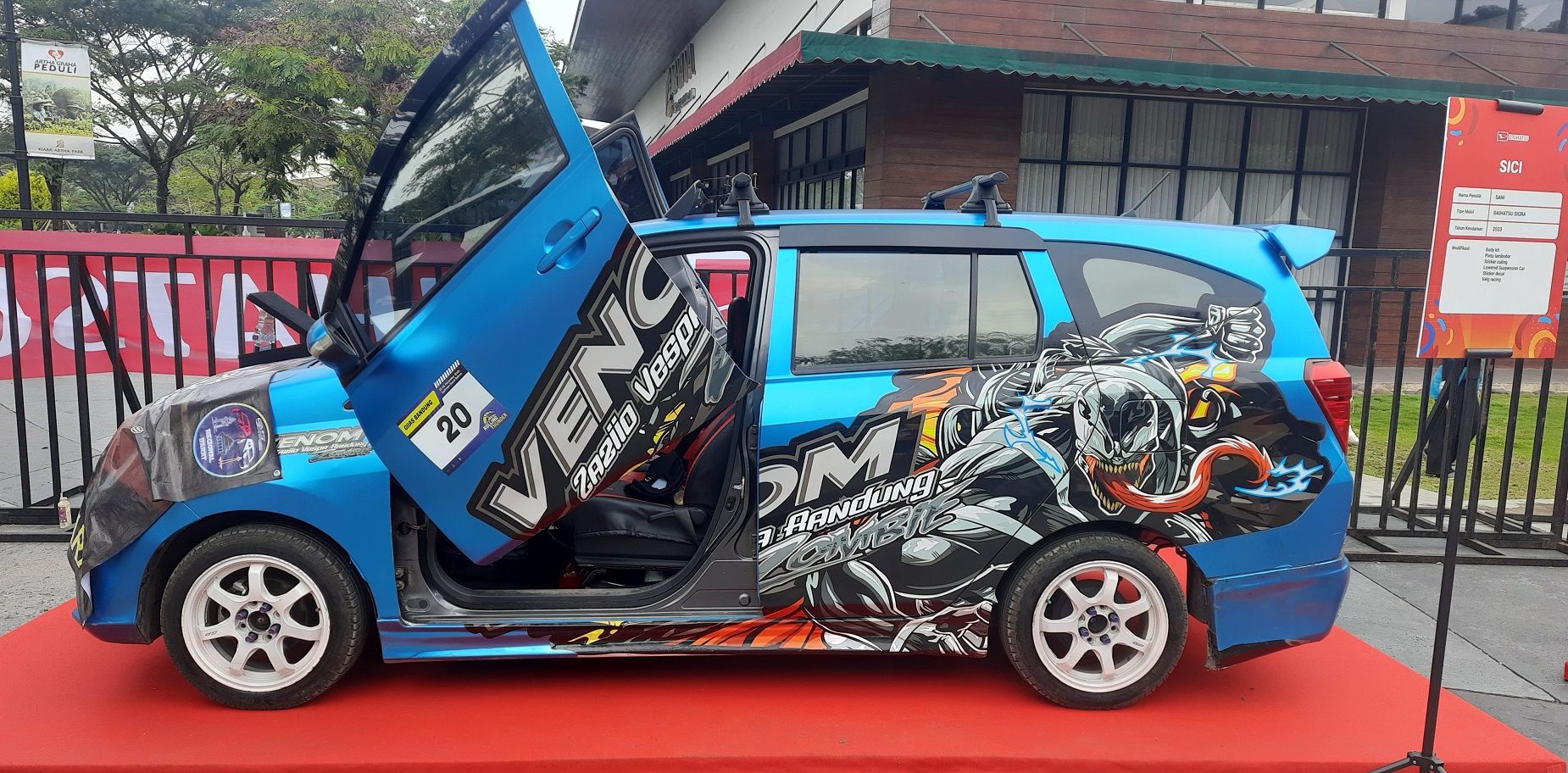 Display Astra Daihatsu Sigra 2023 hasil modifikasi turut memeriahkan acara ‘Ngariung’ Akhir Pekan Bareng Daihatsu Kumpul Sahabat Bandung.*/ 