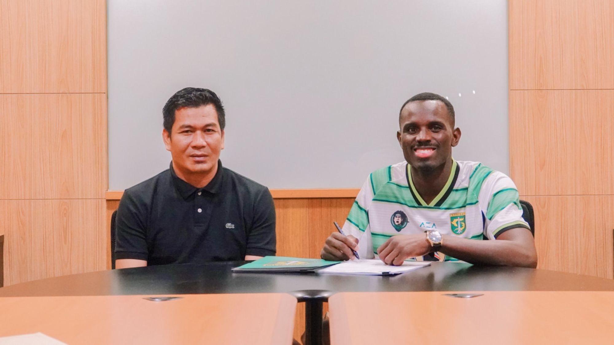 Penyerang anyar Persebaya Flavio Silva saat menandatangani kontrak baru bersama sang agen. 