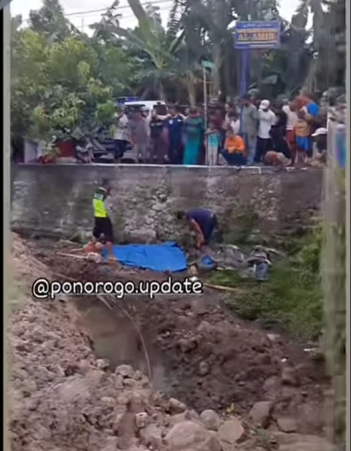 Polisi saat mengevakuasi  jasad pria di dasar sungai Desa Ronowijayan, Siman, POnorogo, Minggu 2 Juni 2024