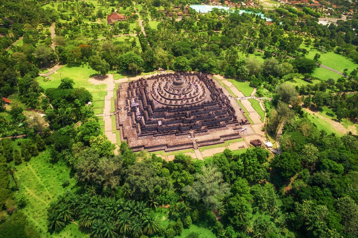 Candi Borobudur berlokasi di Magelang, Jawa Tengah, sekitar 40 kilometer dari Yogyakarta.