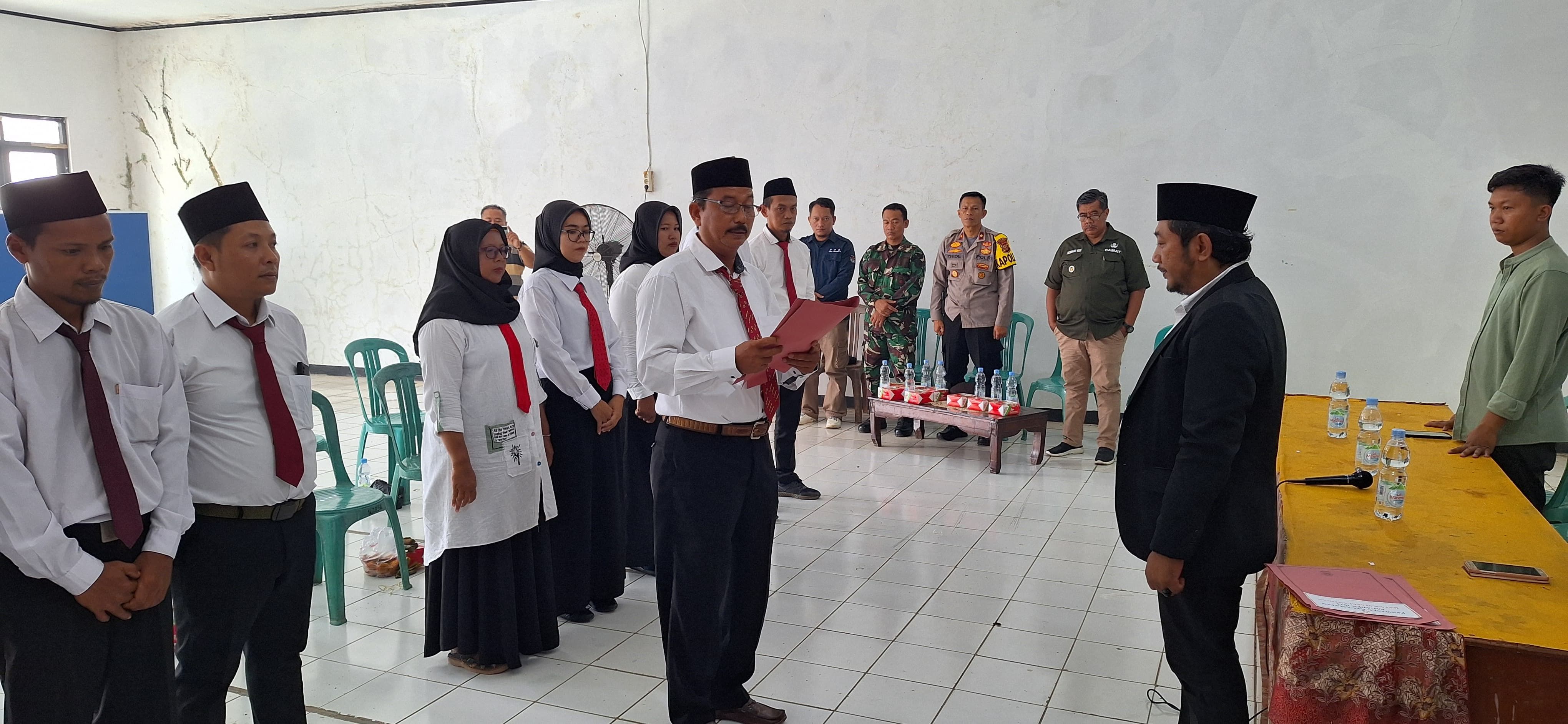 Ketua Panwas Kecamatan Pagaden Edi Sopyan melantik 10 Anggota PKD se Kecamatan Pagaden /H.Yaman/PR Subang