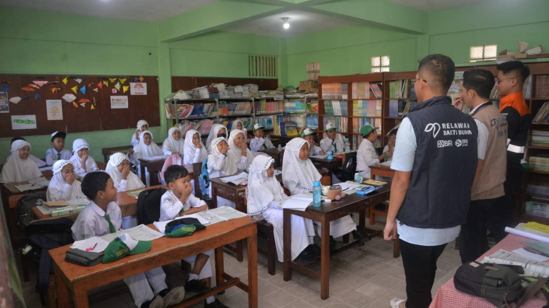 Relawan Bakti BUMN 2024 saat melakukan sosialisasi mengenai BUMN kepada siswa di sekolah (MI dan SMP) dan mengajar Bahasa Inggris bagi para murid di sekolah wilayah Kecamatan Trawas, Kabupaten Mojokerto, Provinsi Jawa Timur.