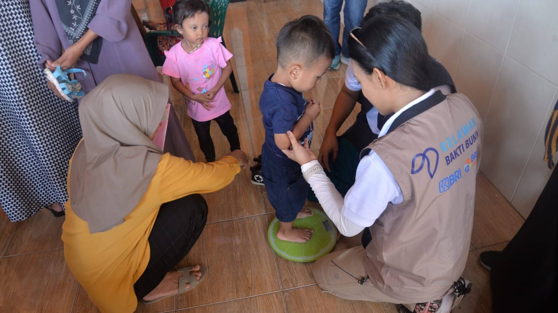 Relawan Bakti BUMN 2024 menimbang dan mengecek tinggi badan balita di wilayah Kecamatan Trawas, Kabupaten Mojokerto, Provinsi Jawa Timur.