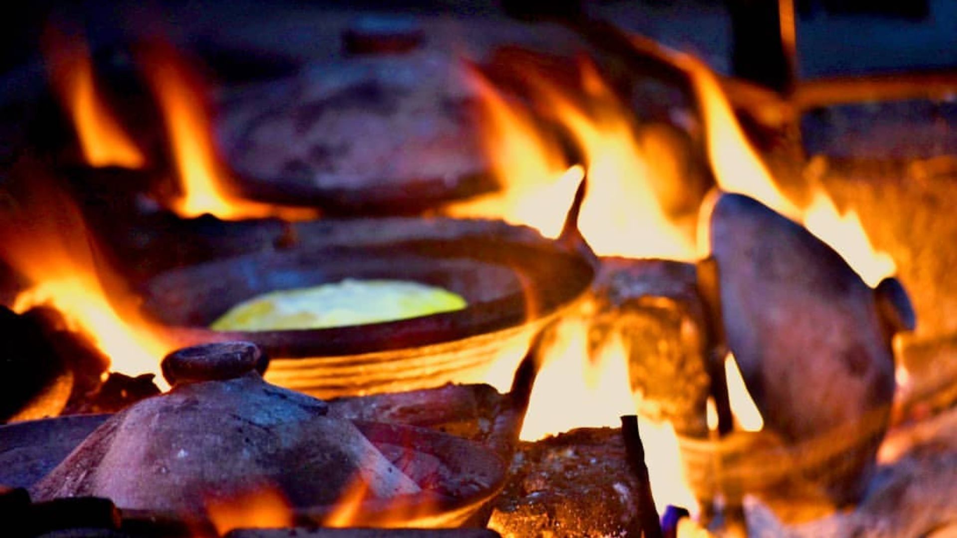 Cara masak surabi di Surabi Ceu Mamah masih menggunakan cara tradisional dengan kayu bakar./ Instagram/ mahfuzh_kamal