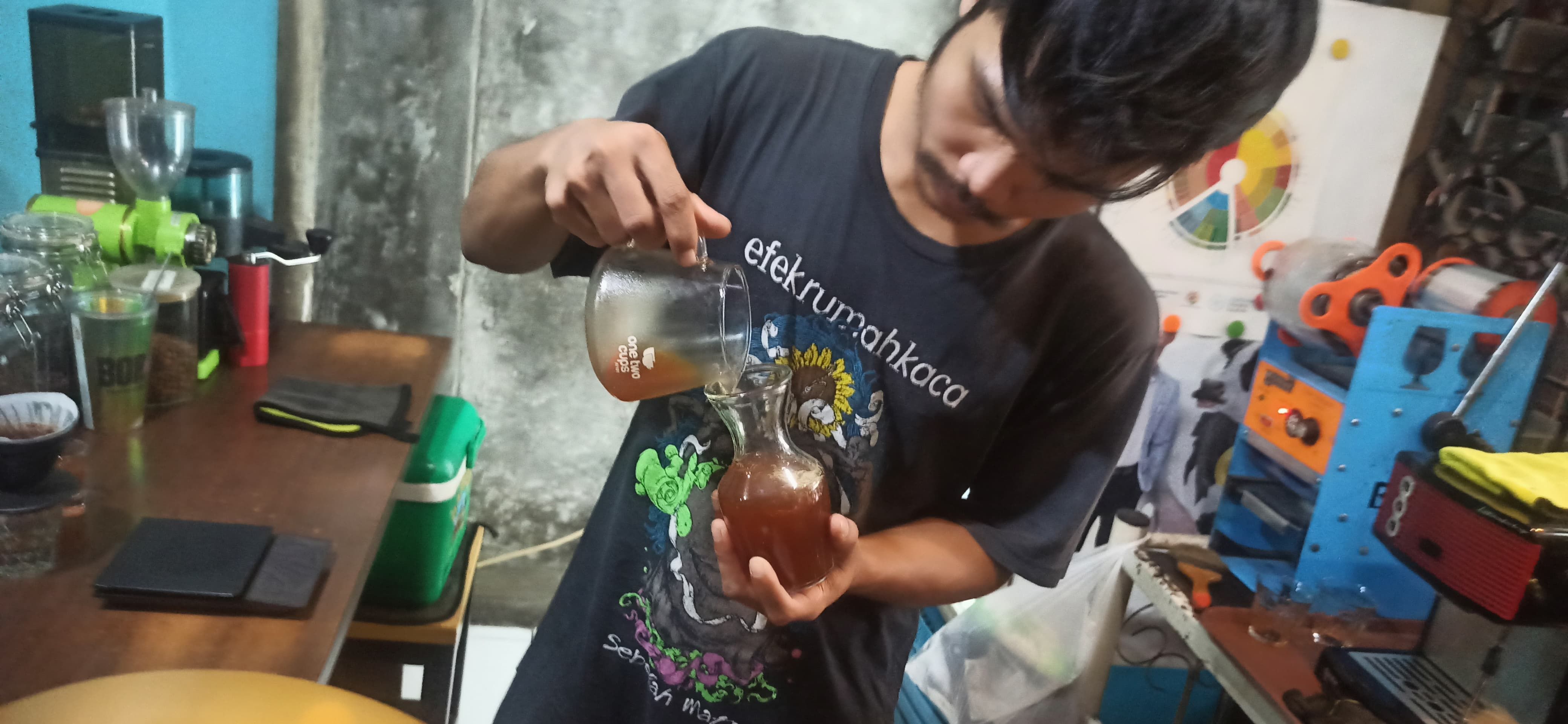 Kang Dido menuangkan Japaneese iced coffee