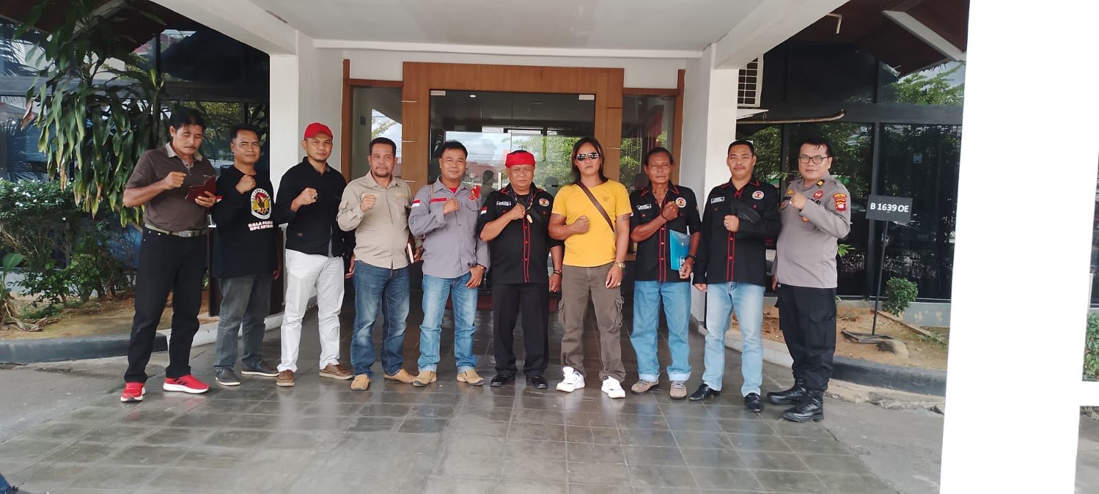 Sejumlah anggota Ormas Bala Pangayo yang mendapatkan kuasa dari Paulus Bayer menggelar audensi di Kantor PT Prakasa Tani Sejati (PTS) di Jalan Adisucipto, Kecamatan Sungai Raya, Kabupaten Kubu Raya, Kalimantan Barat, pada Senin 3 Juni 2024.
